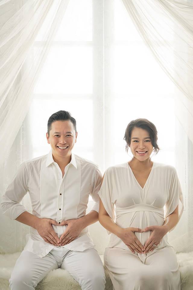 Vợ chồng Hồ Hạnh Nhi ngọt ngào chụp ảnh kỷ niệm trước khi lâm bồn - Ảnh 1.