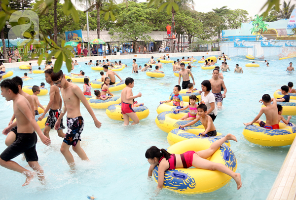 Mặc Hà Nội se lạnh, hàng nghìn người dân vẫn ùn ùn kéo đến CV Hồ Tây trong ngày đầu mở cửa - Ảnh 17. Mặc Hà Nội se lạnh, hàng nghìn người dân vẫn ùn ùn kéo đến CV Hồ Tây trong ngày đầu mở cửa - Ảnh 17.