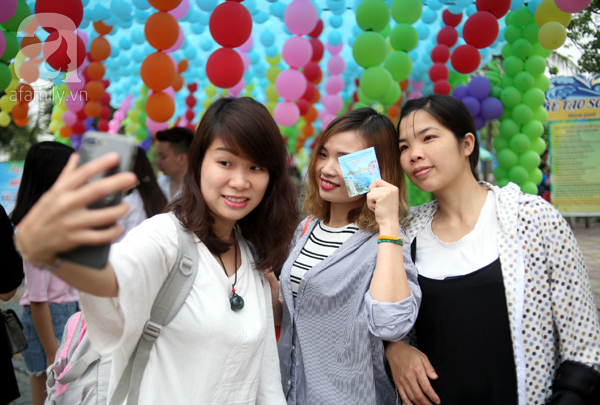 Mặc Hà Nội se lạnh, hàng nghìn người dân vẫn ùn ùn kéo đến CV Hồ Tây trong ngày đầu mở cửa - Ảnh 6. Mặc Hà Nội se lạnh, hàng nghìn người dân vẫn ùn ùn kéo đến CV Hồ Tây trong ngày đầu mở cửa - Ảnh 6.