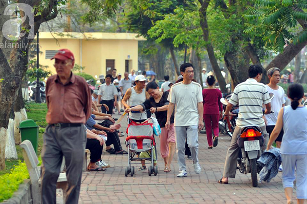 Chùm ảnh: Người dân Thủ đô tận hưởng khoảnh khắc thanh bình ở hồ Thành Công - Ảnh 2.