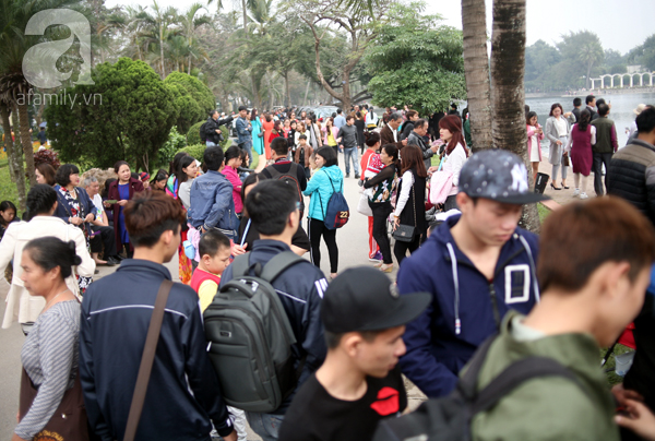 Lễ hội hoa hồng ở Hà Nội: Hàng nghìn người đội nắng xếp hàng vào cửa - Ảnh 9.