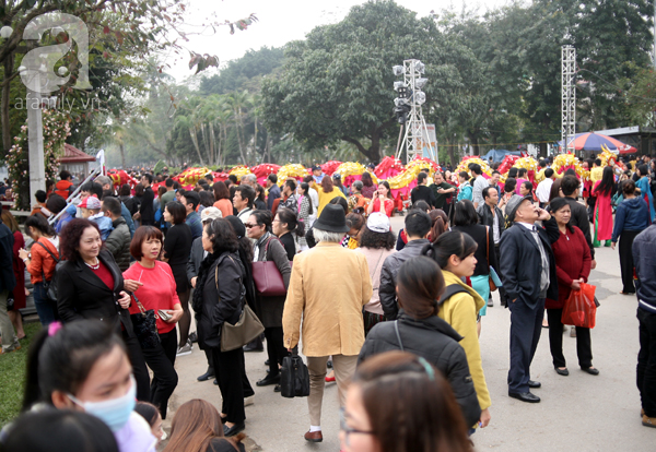 Lễ hội hoa hồng ở Hà Nội: Hàng nghìn người đội nắng xếp hàng vào cửa - Ảnh 10.