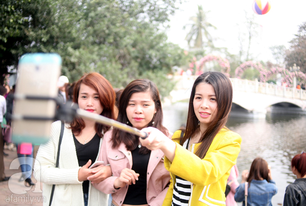 Lễ hội hoa hồng ở Hà Nội: Hàng nghìn người đội nắng xếp hàng vào cửa - Ảnh 15.