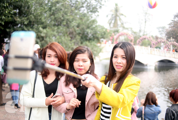 Lễ hội hoa hồng ở Hà Nội: Hàng nghìn người đội nắng xếp hàng vào cửa - Ảnh 15. Lễ hội hoa hồng ở Hà Nội: Hàng nghìn người đội nắng xếp hàng vào cửa - Ảnh 15.