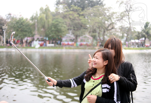 Lễ hội hoa hồng ở Hà Nội: Hàng nghìn người đội nắng xếp hàng vào cửa - Ảnh 14.