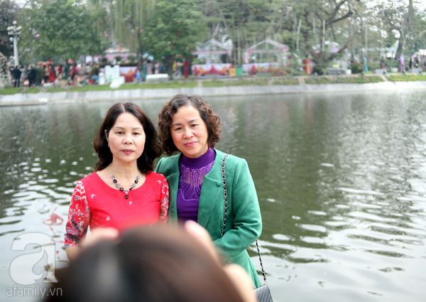 Lễ hội hoa hồng ở Hà Nội: Hàng nghìn người đội nắng xếp hàng vào cửa - Ảnh 12.