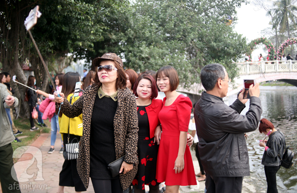Lễ hội hoa hồng ở Hà Nội: Hàng nghìn người đội nắng xếp hàng vào cửa - Ảnh 11.