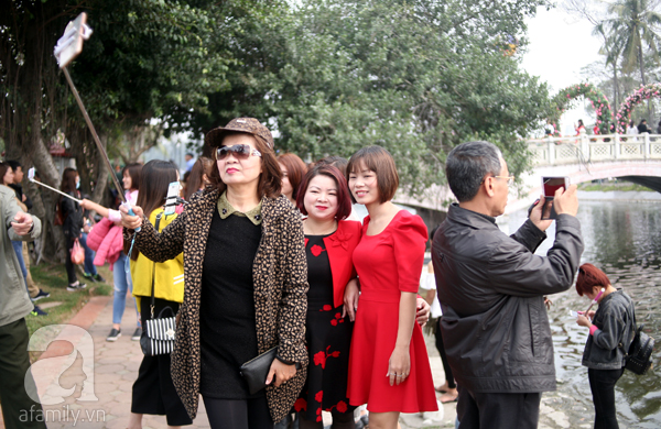 Lễ hội hoa hồng ở Hà Nội: Hàng nghìn người đội nắng xếp hàng vào cửa - Ảnh 11. Lễ hội hoa hồng ở Hà Nội: Hàng nghìn người đội nắng xếp hàng vào cửa - Ảnh 11.