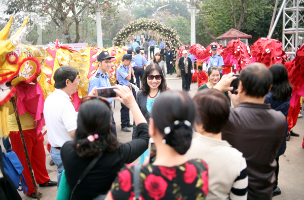 Lễ hội hoa hồng ở Hà Nội: Hàng nghìn người đội nắng xếp hàng vào cửa - Ảnh 8. Lễ hội hoa hồng ở Hà Nội: Hàng nghìn người đội nắng xếp hàng vào cửa - Ảnh 8.