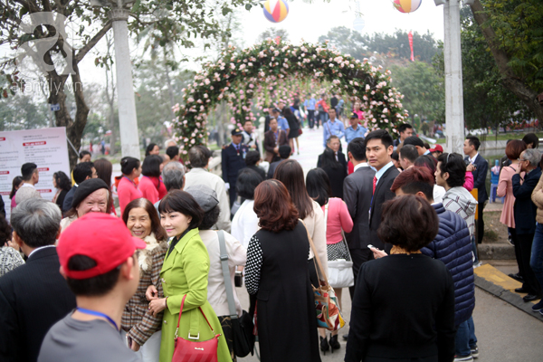 Lễ hội hoa hồng ở Hà Nội: Người dân chen chúc mua vé từ sớm nhưng không được vào bên trong - Ảnh 1.