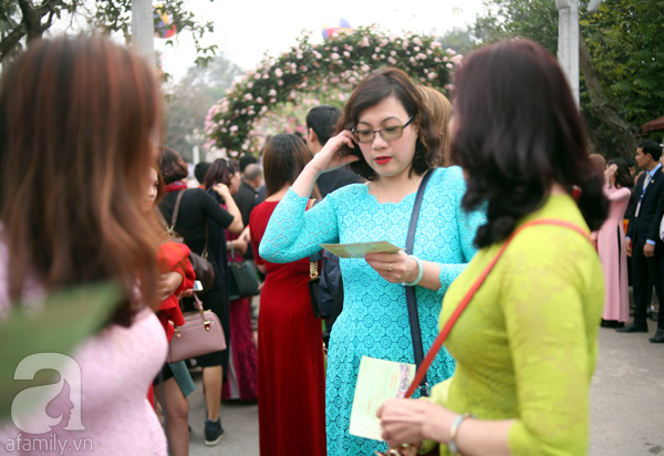 Lễ hội hoa hồng ở Hà Nội: Người dân chen chúc mua vé từ sớm nhưng không được vào bên trong - Ảnh 5.