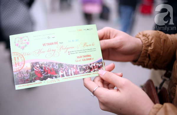 Lễ hội hoa hồng ở Hà Nội: Người dân chen chúc mua vé từ sớm nhưng không được vào bên trong - Ảnh 9.