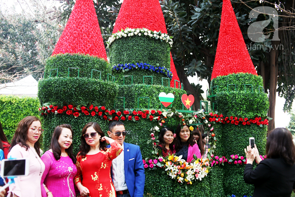 Lễ hội hoa hồng ở Hà Nội: Nhiều người tiếc rẻ vì giá vé 120.000 đồng nhưng hoa không lung linh như quảng cáo - Ảnh 10.