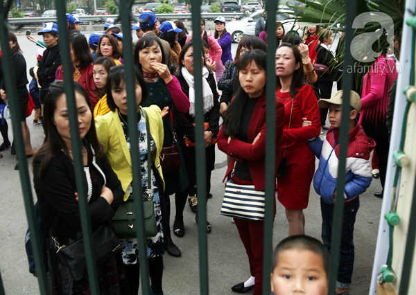 Lễ hội hoa hồng ở Hà Nội: Mới 1 ngày đã hết vé, người dân vạ vật mua vé chợ đen 250.000₫ - Ảnh 2.