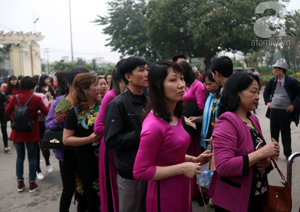 Lễ hội hoa hồng ở Hà Nội: Mới 1 ngày đã hết vé, người dân vạ vật mua vé chợ đen 250.000₫ - Ảnh 13.