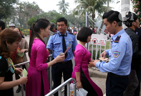 Lễ hội hoa hồng ở Hà Nội: Mới 1 ngày đã hết vé, người dân vạ vật mua vé chợ đen 250.000₫ - Ảnh 12.