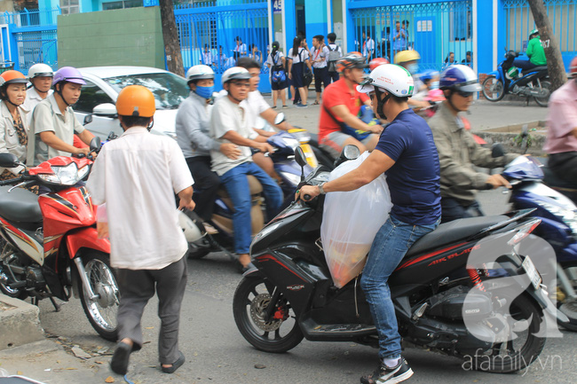 Tết ông Công, ông Táo ở Sài Gòn: Người dân chê cá chép to và giá đắt - Ảnh 8.