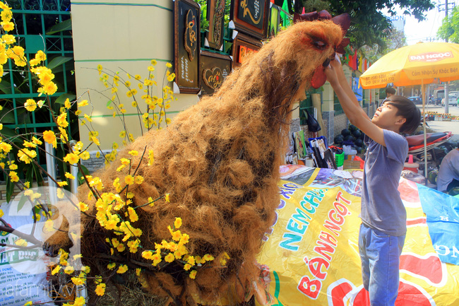 Dưa hấu, quất cảnh hình gà rực rỡ đổ bộ xuống phố Tết Sài Gòn - Ảnh 15.