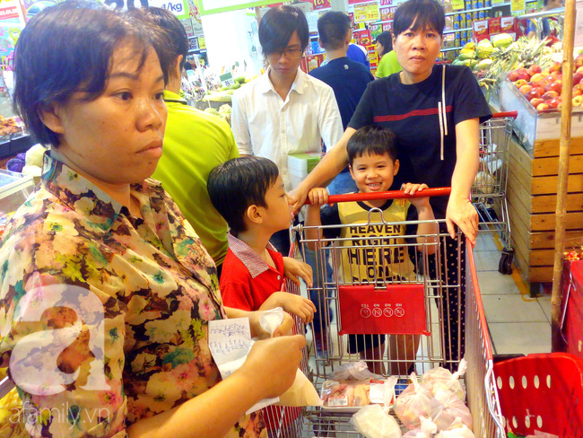 Sài Gòn: Đổ xô đi siêu thị sắm Tết, cha mẹ nơp nớp lo lạc mất con, nhân viên tính tiền mệt bở hơi tai - Ảnh 14.