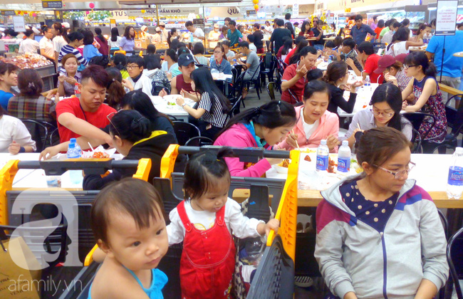 Sài Gòn: Đổ xô đi siêu thị sắm Tết, cha mẹ nơp nớp lo lạc mất con, nhân viên tính tiền mệt bở hơi tai - Ảnh 2.