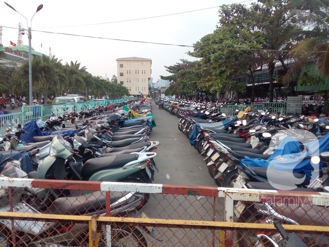 Ga Sài Gòn những ngày giáp Tết: Sợ trễ tàu, nhiều ông chồng dẫn vợ con ngồi chầu chực trước hàng giờ đồng hồ - Ảnh 2. Ga Sài Gòn những ngày giáp Tết: Sợ trễ tàu, nhiều ông chồng dẫn vợ con ngồi chầu chực trước hàng giờ đồng hồ - Ảnh 2.