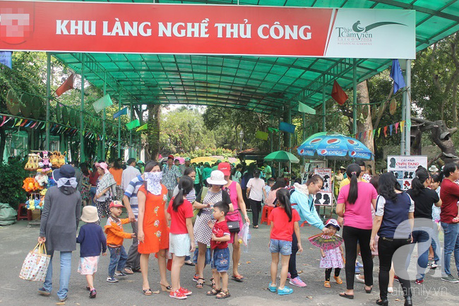 Mùng 5 Tết, nhiều gia đình Sài Gòn dẫn con chen chúc ở Thảo Cầm Viên - Ảnh 11.