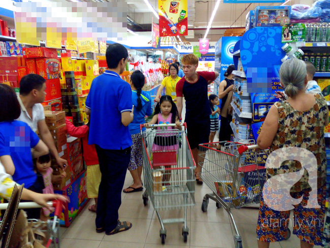 Sài Gòn: Đổ xô đi siêu thị sắm Tết, cha mẹ nơp nớp lo lạc mất con, nhân viên tính tiền mệt bở hơi tai - Ảnh 1.