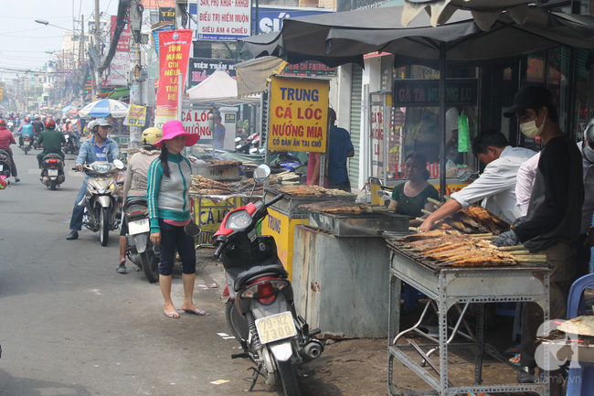 Ngày vía Thần tài, phố cá lóc nướng ở Sài Gòn bán hàng ngàn con chỉ trong buổi sáng - Ảnh 2.