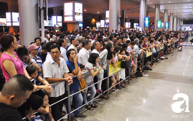 Chùm ảnh: Giữa đêm sân bay Tân Sơn Nhất vẫn đông nghẹt, trẻ ngủ thiếp trên tay mẹ - Ảnh 7.
