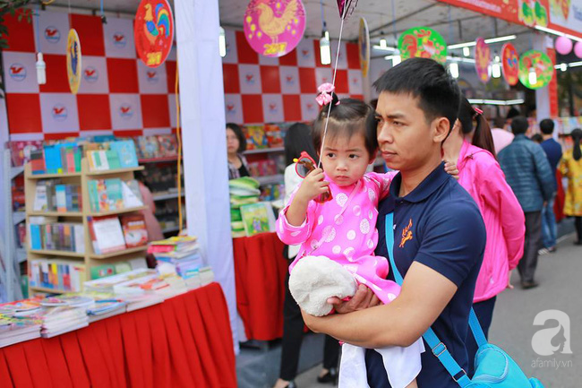 Người lớn, trẻ nhỏ thích thú với phố sách xuân bên bờ hồ Hà Nội mùng 3 Tết - Ảnh 2.