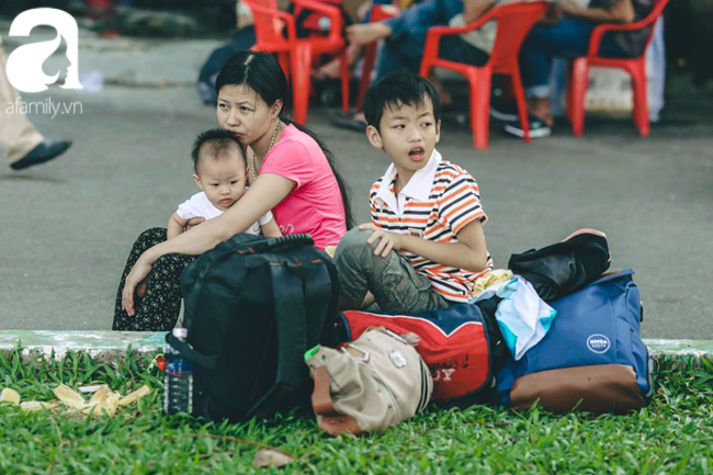 Chùm ảnh: Người dân trải chiếu nằm chờ tàu ở Sài Gòn để về quê ăn Tết - Ảnh 10.