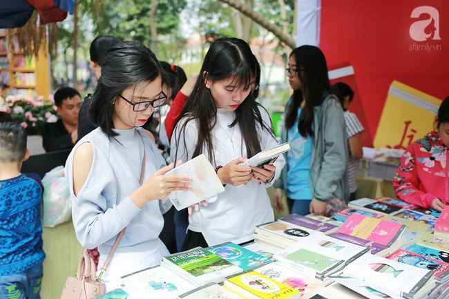 Người lớn, trẻ nhỏ thích thú với phố sách xuân bên bờ hồ Hà Nội mùng 3 Tết - Ảnh 5.