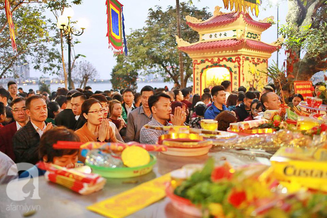 Người Hà Nội tươi vui phấn khởi đi chùa cầu an đầu năm mới từ Văn Miếu sang phủ Tây Hồ - Ảnh 13.