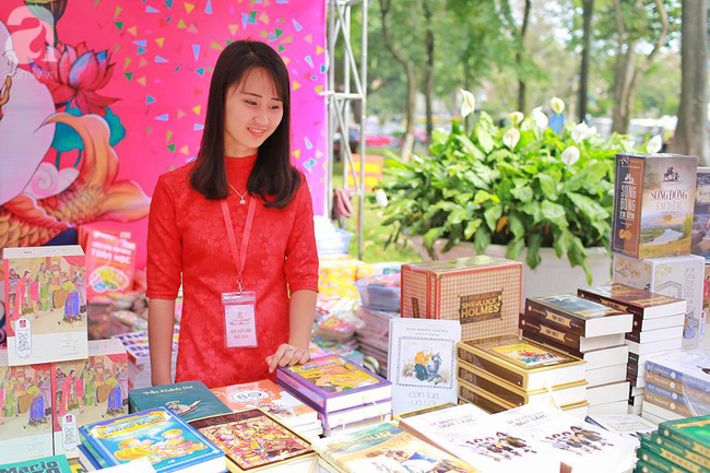 Người lớn, trẻ nhỏ thích thú với phố sách xuân bên bờ hồ Hà Nội mùng 3 Tết - Ảnh 6.