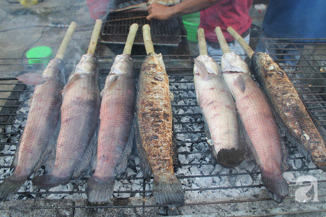 Ngày vía Thần tài, phố cá lóc nướng ở Sài Gòn bán hàng ngàn con chỉ trong buổi sáng - Ảnh 1.
