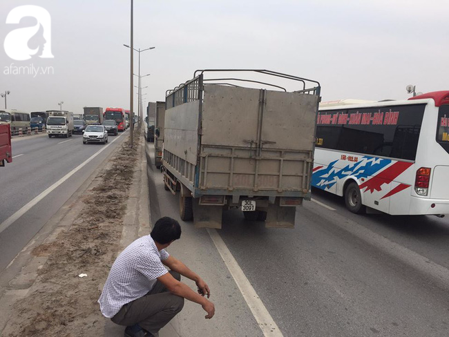 Hà Nội: gần chục xe ô tô đâm liên hoàn trên cầu Thanh Trì, giao thông trì trệ nhiều giờ - Ảnh 3.