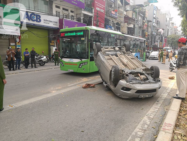 Hà Nội: Lật xe chắn ngang đường của bus nhanh, dân đạp cửa đưa 2 mẹ con đi cấp cứu - Ảnh 1.