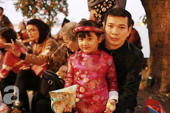 Người Hà Nội tươi vui phấn khởi đi chùa cầu an đầu năm mới từ Văn Miếu sang phủ Tây Hồ - Ảnh 10.
