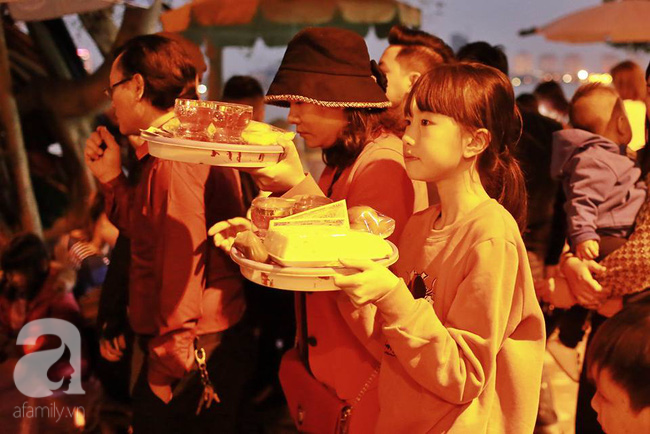Người Hà Nội tươi vui phấn khởi đi chùa cầu an đầu năm mới từ Văn Miếu sang phủ Tây Hồ - Ảnh 12.