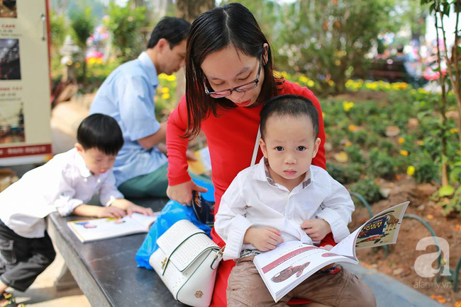 Người lớn, trẻ nhỏ thích thú với phố sách xuân bên bờ hồ Hà Nội mùng 3 Tết - Ảnh 9.