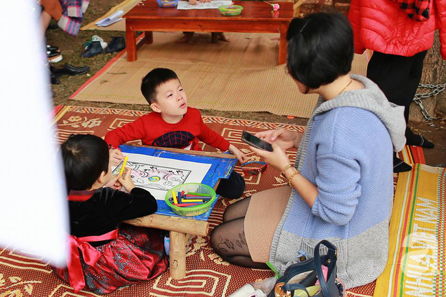 Người lớn, trẻ nhỏ thích thú với phố sách xuân bên bờ hồ Hà Nội mùng 3 Tết - Ảnh 11.