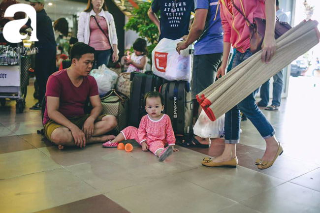Chùm ảnh: Người dân trải chiếu nằm chờ tàu ở Sài Gòn để về quê ăn Tết - Ảnh 7.