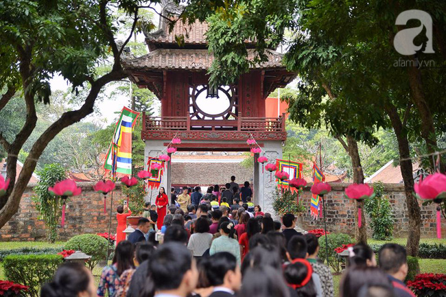 Người Hà Nội tươi vui phấn khởi đi chùa cầu an đầu năm mới từ Văn Miếu sang phủ Tây Hồ - Ảnh 2.