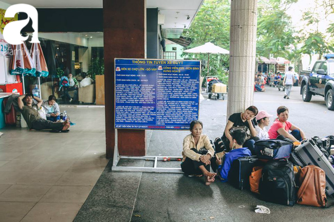 Chùm ảnh: Người dân trải chiếu nằm chờ tàu ở Sài Gòn để về quê ăn Tết - Ảnh 5.