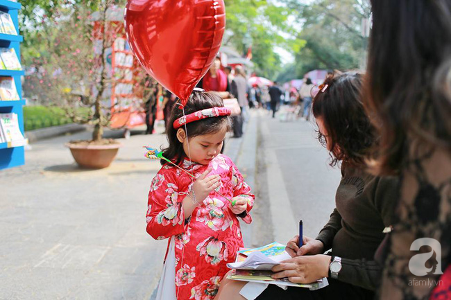 Người lớn, trẻ nhỏ thích thú với phố sách xuân bên bờ hồ Hà Nội mùng 3 Tết - Ảnh 16.