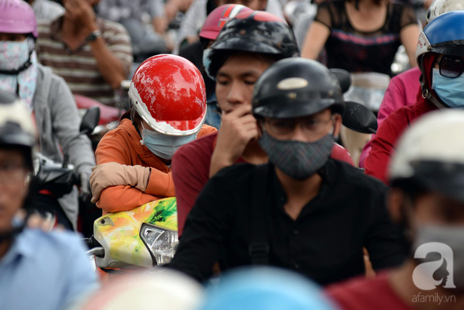 Sài Gòn ngày cận Tết kẹt xe bất chấp giờ giấc, người dân sợ hãi khi ra đường - Ảnh 13.