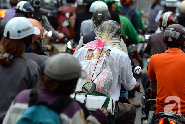 Sài Gòn ngày cận Tết kẹt xe bất chấp giờ giấc, người dân sợ hãi khi ra đường - Ảnh 14.