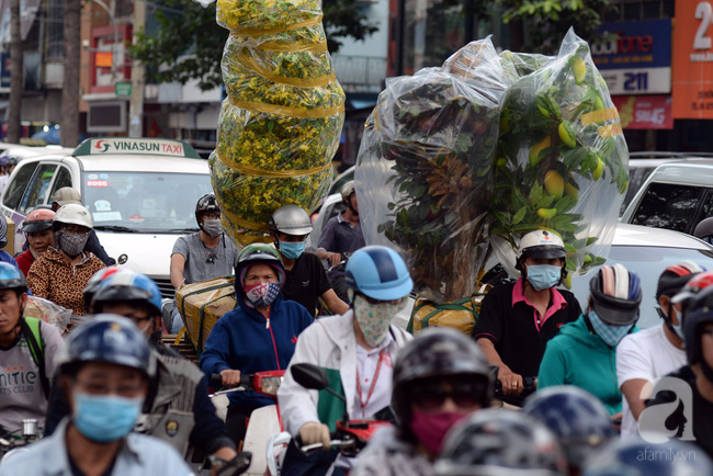 Sài Gòn ngày cận Tết kẹt xe bất chấp giờ giấc, người dân sợ hãi khi ra đường - Ảnh 15.