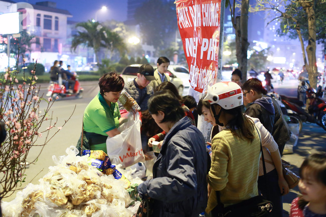 500 chiếc bánh chưng tặng người nghèo đón tết ngay giữa lòng Hà Nội - Ảnh 1.