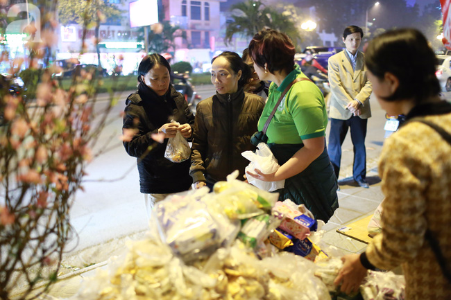 500 chiếc bánh chưng tặng người nghèo đón tết ngay giữa lòng Hà Nội - Ảnh 10.